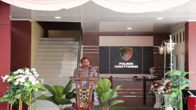 Kapolda Sumbar Ingatkan Terus Jaga Kerukunan di Ranah Minang 1 Kapolda Sumbar Irjen Pol Toni Harmanto memberikan sambutan usai meresmikan renovasi gedung Satreskrim dan Subbag Humas Polres Bukittinggi. (tribratanews)
