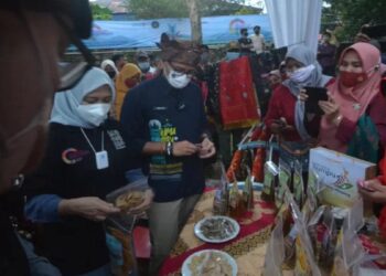 Berkunjung ke Kampung Minang Sumpu, Sandiaga Uno dan Istri Kagumi Rumah Gadang