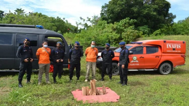 Berdaya Ledak Tinggi, 11 Bom Lontong Milik Teroris Poso Dimusnahkan 1 Detasemen gegana Satbrimob Polda Sulteng, di markas Kompi I Batalyon B Satbrimob Polda Sulteng di Poso, Sulawesi Tengah, Sabtu 28/08 sore, memusnahkan barang bukti berupa sebelas buah bom lontong. ANTARA/HO/ Humas ops Madago Raya