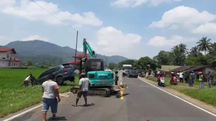 Usai Tabrakan Dua Mobil Ini Masuk Sawah, Evakuasi Gunakan Alat Berat 1 Kecelakaan di Jalan Bukittinggi - Payakumbuh. (ANTARA/Al Fatah)
