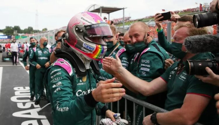 Pebalap tim Aston Martin Sebastian Vettel melakukan selebrasi bersama anggota tim setelah finis kedua di Grand Prix Hungaria, Sirkuit Hungaroring, Budapest. (1/8/2021) (ANTARA/REUTERS/Florion Goga)