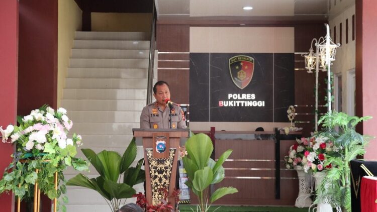 Kapolda Sumbar Resmikan Gedung Satreskrim dan Subbag Humas Polres Bukittinggi 1 Kapolda Sumbar saat peresmian gedung di Polres Bukittinggi.