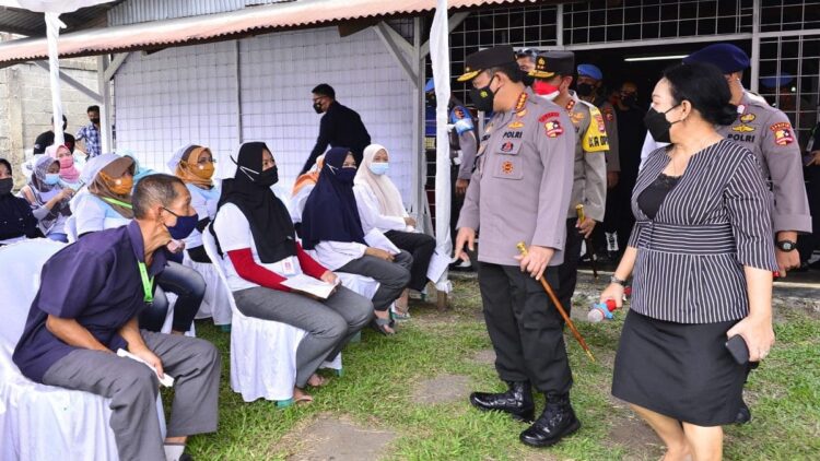 Kapolri Jenderal Listyo Sigit Prabowo saat mengecek vaksinasi buruh di Banten.