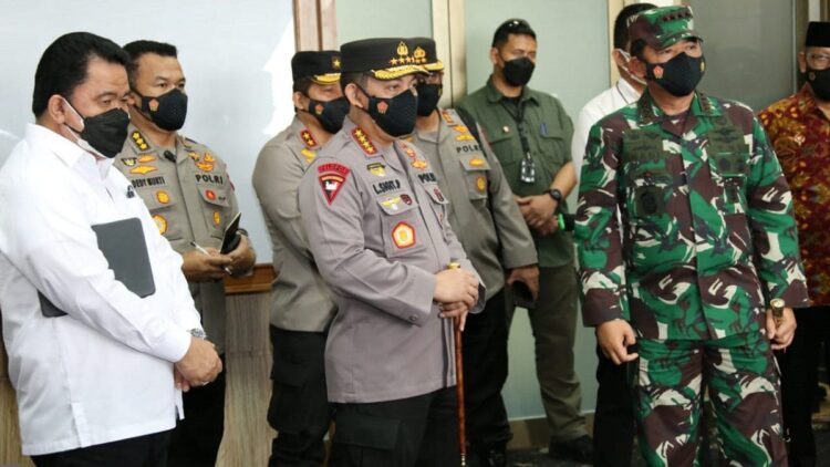Pesan Kapolri: Forkopimda Sumbar harus Perkuat Strategi Mitigasi Covid-19 1 Kapolri dan Panglima TNI saat berkunjung ke Padang.