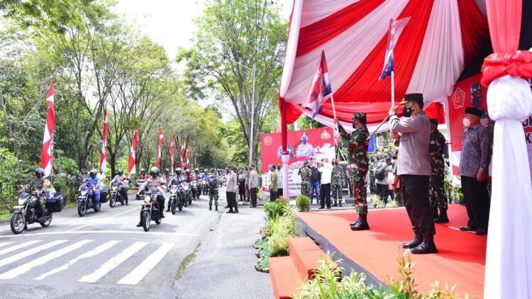 Tinjau Vaksinasi di Kaltim, Kapolri Minta Warga Mau Dirawat di Tempat Isolasi Terpusat 1 Kapolri Jenderal Listyo Sigit saat pelepasan Bansos.