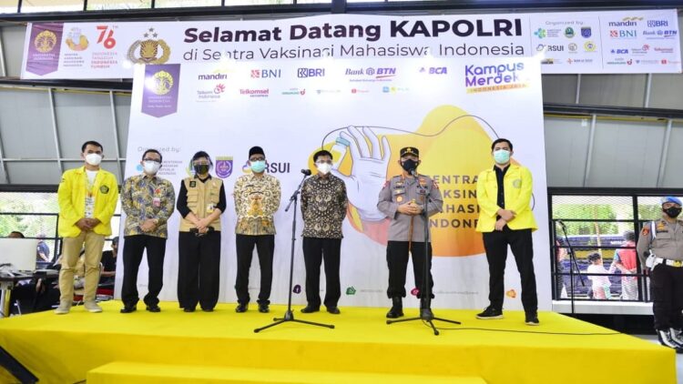 Kapolri saat di sentra vaksinasi mahasiswa.