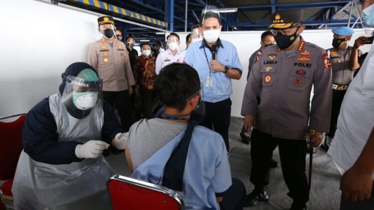 Kapolri tinjau vaksinasi buruh.