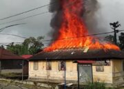 Rumah Kayu Berusia Seabad Terbakar di Agam