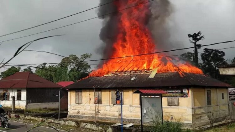 Rumah berusia seabad terbakar di Sungai Pua, Agam.