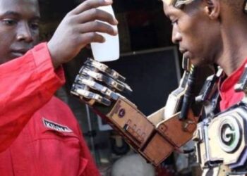 Di-DO dari Kampus, 2 Mahasiswa di Kenya Ini Berhasil Buat Tangan Robot