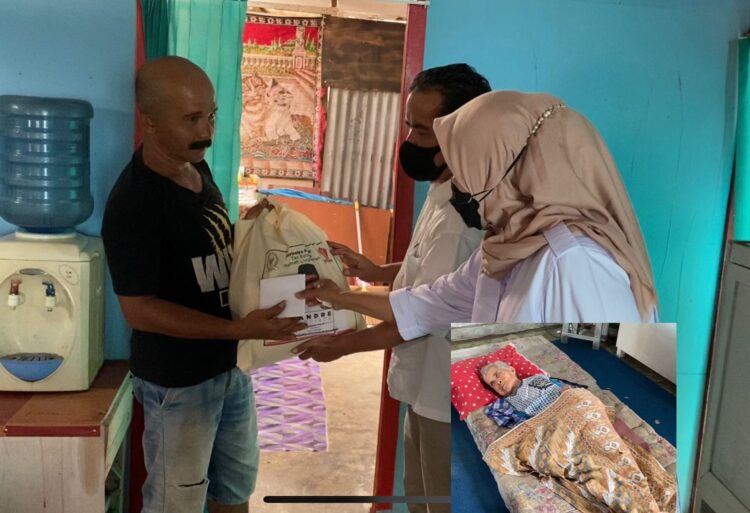 Andre Rosiade Bantu Lansia yang Terbaring Akibat Stroke di Nanggalo 1 Pengurus Gerindra Sumbar menyerahkan bantuan dari Andre Rosiade kepada keluarga Nursiah di Nanggalo, Padang.