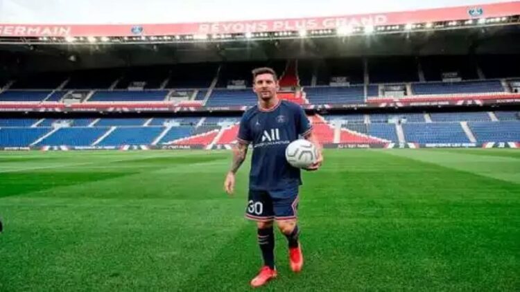 Lionel Messi resmi berseragam PSG.