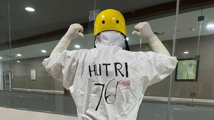 Tenaga kesehatan di Semen Padang Hospital saat mengenakan pakaian bertuliskan HUT RI ke-76.