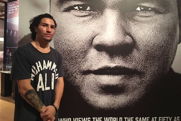 Mayweather Kritik Status "Petinju Terhebat" Muhammad Ali, Begini Tanggapan Nico Ali Walsh 1 Nico Ali Walsh, cucu Muhammad Ali dengan tato wajah kakeknya di tangan kanan. (Twitter/Arash Markazi)