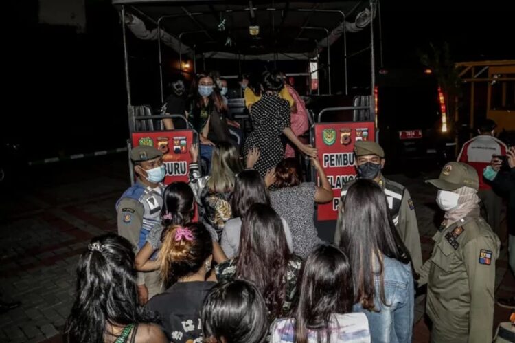 Tim Gabungan Pemburu Pelanggar PPKM Kota Bogor mengamankan 24 pasangan muda-mudi mesum dan diduga terkait praktik prostitusi, dari hotel di Kota Bogor, Rabu (11/8/2021) tengah malam. ANTARA/HO-Pemkot Bogor