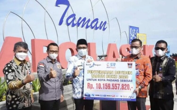 Wali Kota Padang Hendri Septa menerima dividen dari Direktur Utama Bank Nagari Sumatera Barat Muhammad Irsyad di Padang.