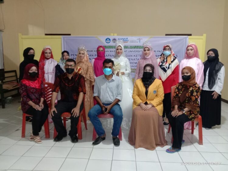 Dosen Fakultas Pariwisata dan Perhotelan UNP foto bersama dengan Wali Nagari Maninjau Alfian Dt Kayo dan peserta usai pelatihan tata rias gaun dan hijab pengantin, Jumat-Sabtu (13-14/8).