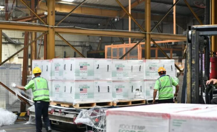 Petugas Bandara Soekarno-Hatta, Tangerang, Banten, mengecek kemasan vaksin COVID-19 hasil kerja sama bilateral, Ahad (1/8/2021). (ANTARA/HO-Humas Kemenko PMK).