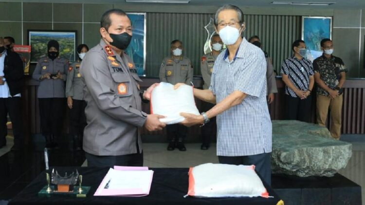 Polda Sumbar Terima 8 Ton Beras dari Masyarakat Tionghoa Padang 1 Polda Sumbar terima bantuan beras dari warga Tionghoa.