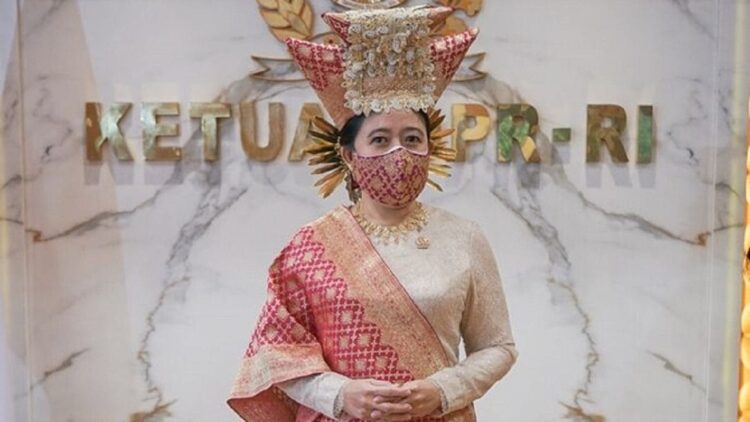 Puan Maharani saat memakai baju Bundo Kanduang saat perayaan HUT RI ke-75 di Istana Negera, Selasa pagi. (kumparan)