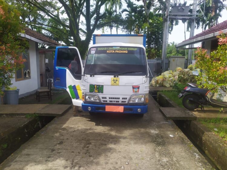 Salah satu armada DLH Padang yang dikhususkan membawa sampah infeksius.
