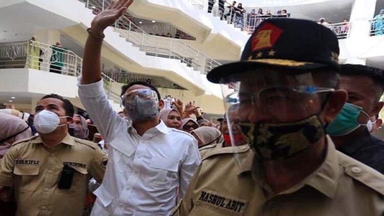 Sandiaga Uno dan Nasrul Abit saat kampanye NA-IC saat Pilkada Sumbar 2020 di Pasar Atas Bukittinggi.