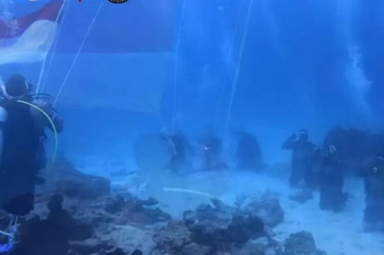 Peringati HUT RI ke-76, Polda Sumbar Upacara di Tengah Laut 1 Tangkapan layar, Polda Sumbar menggelar upacara bendea di dasar laut peringati HUT RI ke-76 di Kota Padang (ANTARA/ Dokumen pribadi Kombes Pol Yofie Girianto)