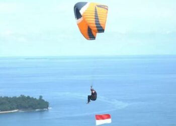 Begini Cara Polda-Lanud Sutan Sjahrir Rayakan HUT RI, Bendera Merah Putih Dikibarkan di Langit Kota Padang