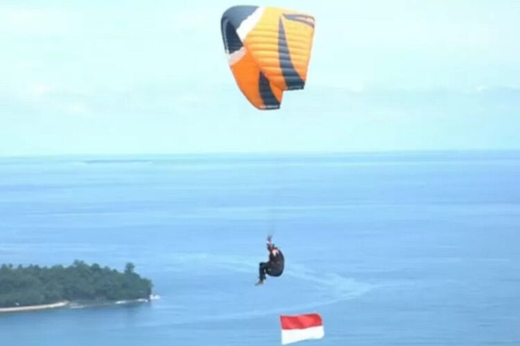 Tangkapan layar video pengibaran bendera merah putih di udara Kota Padnag yang dilakukan Polda Sumbar dengan TNI AU Lanud Sutan Sjahrir Padang. (ANTARA/ Dokumen pribadi Kombes Pol Yofie Girianto)