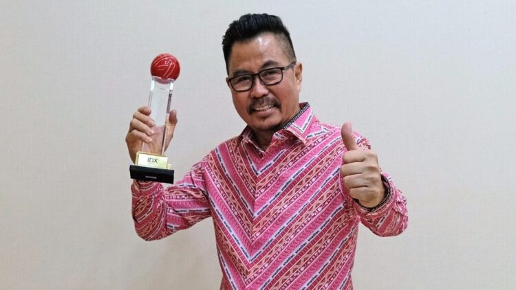 Djoko Tata Ibrahim, Deputy CEO Smartfren memegang penghargaan yang diterima Smartfren.