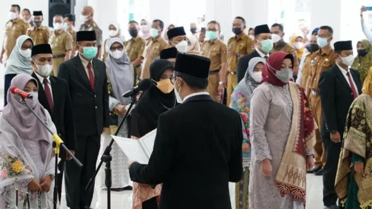 Sumpah jabatan di Pemko Bukittinggi.