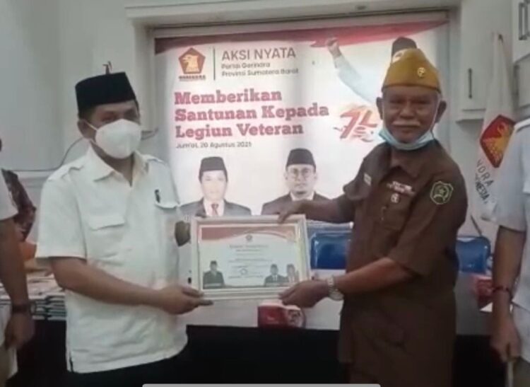 DPD Partai Gerindra Sumatra Barat (Sumbar) memberikan santunan tali asih, sembako serta penghargaan kepada puluhan legiun veteran yang ada di Sumbar, Jumat (20/8)