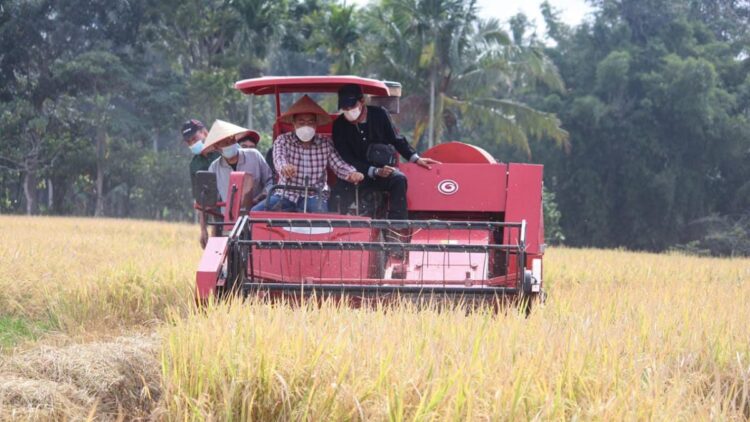 Wakil Gubernur Audy Joinaldy mengendarai traktor padi saat kunjungan ke Tanah Datar.