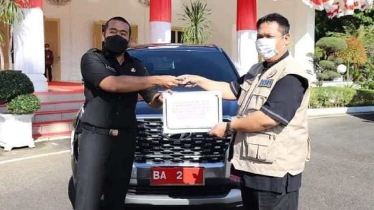 Wakil Gubernur serahkan mobil dinas baru yang menjadi polemik ke Satgas Covid-19 Sumbar.