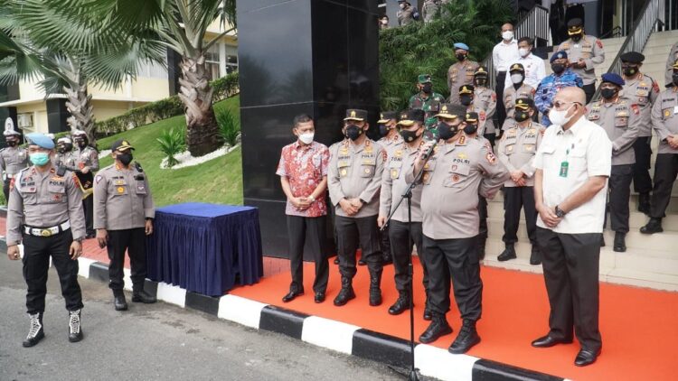 Ini Kata Wakapolri Terkait Penanganan Pandemi Covid-19 di Sumbar 1 Wakapolri dan PJU Polda Sumbar saat melepas sembako.