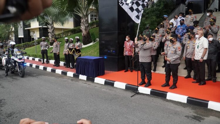 Wakapolri Lepas Bansos Polri untuk Masyarakat di Mapolda Sumbar 1 Wakapolri lepas bantuan bansos Polda Sumbar.