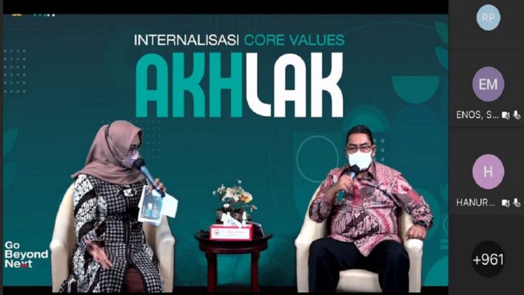Direktur Utama PT Semen Padang Yosviandri (kanan) ketika tampil pada acara  Leader Talk Series, mensosialisasikan nilai-nilai inti (Core Values) AKHLAK yang menjadi budaya perusahaan kepada insan SIG Group secara virtual, Selasa (31/8/2021).