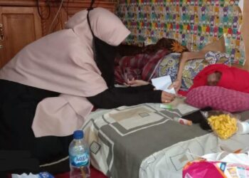 Andre Rosiade Bantu Pengobatan Sakit Komplikasi Marlena yang Terbaring Lesu