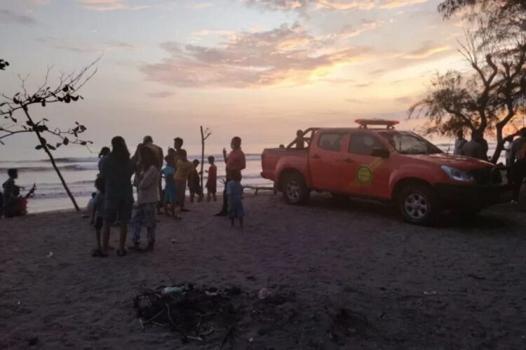 Petugas BPBD Padang masih melakukan pencarian remaja hilang di Pantai Pasir Jambak (ANTARA/ HO BPBD Padang)