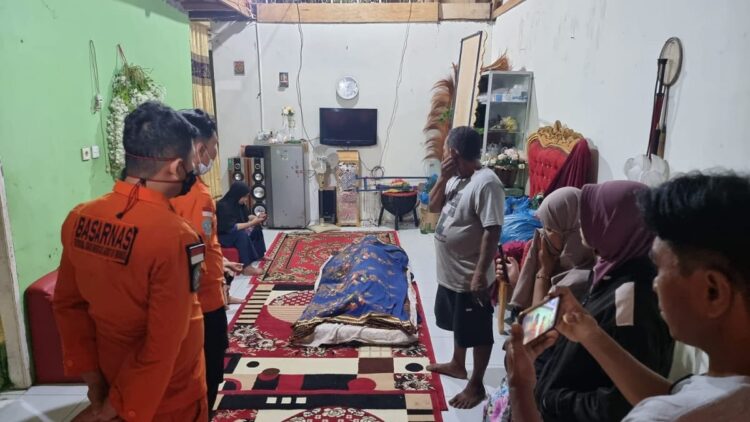 Korban, Agung sudah berada di rumah duka usai ditemukan setelah dilaporkan hilang terseret ombak. (IST)
