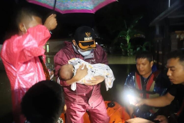 Wali kota Padang mengevakuasi seorang bayi yang terjebak banjir Perumahan Griya Anak Air Permai, Kelurahan Batipuh Panjang, Kecamatan Koto Tangah. (IST)