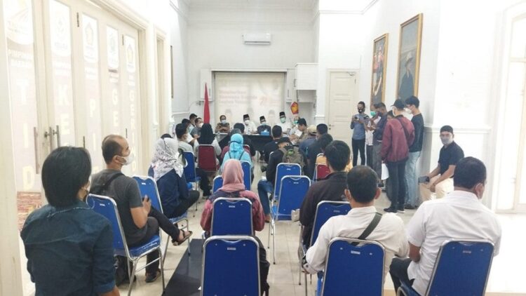 Sekretaris DPD Gerindra Sumbar, Evi Yandri Rajo Budiman memberikan keterangan kepada wartawan di Kantor Gerindra Sumbar, Rabu (25/8/2021)