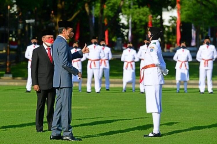 Presiden Joko Widodo mengukuhkan 68 anggota Paskibraka di halaman Istana Merdeka, Jakarta, pada Kamis, 12 Agustus 2021. Foto: BPMI Setpres/Muchlis Jr.