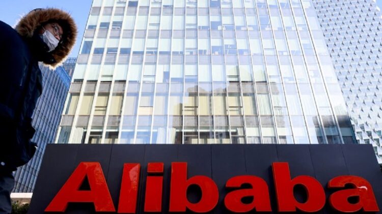 Logo Alibaba Group terlihat di kantornya di Beijing. (Foto: Reuters)