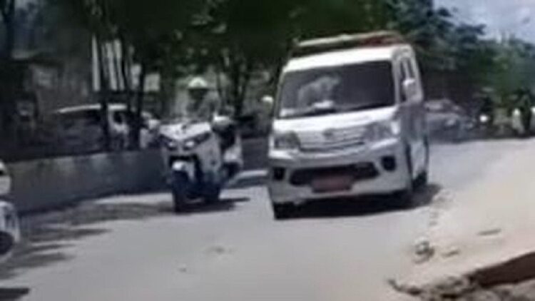 Video Mobil Jokowi Disalip Ambulans Viral, Warganet: Presiden Aja Ngalah Sama Ambulance 1 Ambulans salip rombongan Presiden Jokowi Foto: Instagram @info_samarinda