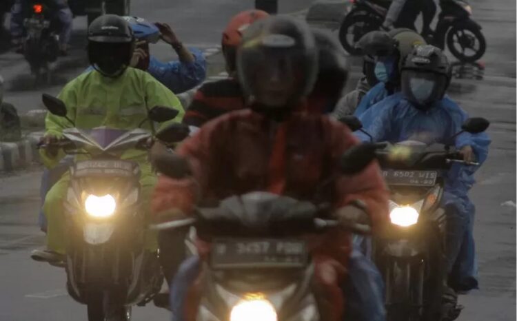 Pengendara sepeda motor melintas saat hujan di Jalan Raya Bogor, Cibinong, Kabupaten Bogor, Jawa Barat, Minggu (1/8/2021). Badan Meteorologi, Klimatologi, dan Geofisika (BMKG) merilis peringatan dini cuaca ekstrem pada Minggu (1/8) di 22 wilayah, diantaranya memprediksi sembilan wilayah seperti Aceh, Banten dan Jawa Timur berpotensi hujan lebat disertai petir dan angin kencang, sementara 12 wilayah lainnya seperti Jawa Barat, DKI Jakarta, dan Jawa Tengah diprediksi berpotensi turun hujan disertai petir sampai angin kencang. ANTARA FOTO/Yulius Satria Wijaya/rwa. (ANTARA FOTO/YULIUS SATRIA WIJAYA)