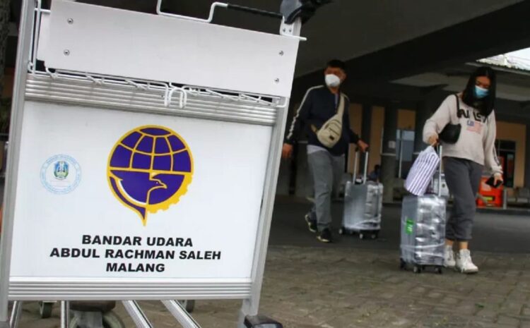 Ilustrasi: Sejumlah penumpang berjalan menuju area parkir di depan Terminal Kedatangan Bandara Abdul Rahman Saleh, Malang, Jawa Timur. ANTARA FOTO/Ari Bowo Sucipto/wsj. (ANTARA FOTO/ARI BOWO SUCIPTO)