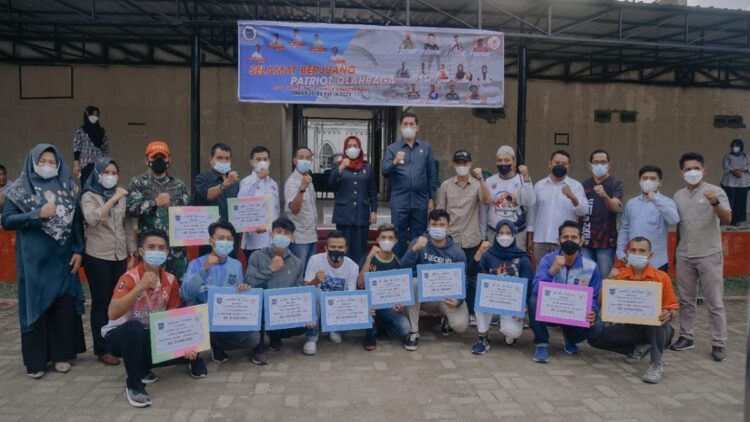 Keren! Sembilan Atlet dan Empat Pelatih Asal Sawahlunto Ikut Wakili Sumbar di PON XX Papua 1 Atlet dari Sawahlunto yang akan berlaga di PON XX Papua usai bertemu dengan Wali Kota saat pelepasan.