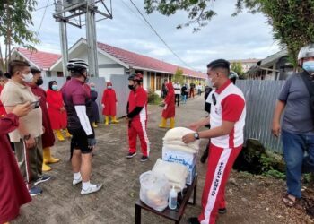 Kapolda Sumbar Serahkan Paket Sembako di Kampung Nelayan