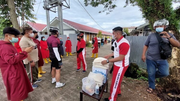 Kapolda Sumbar Serahkan Paket Sembako di Kampung Nelayan 1 Kapolda Sumbar bagi sembako di rumah nelayan.
